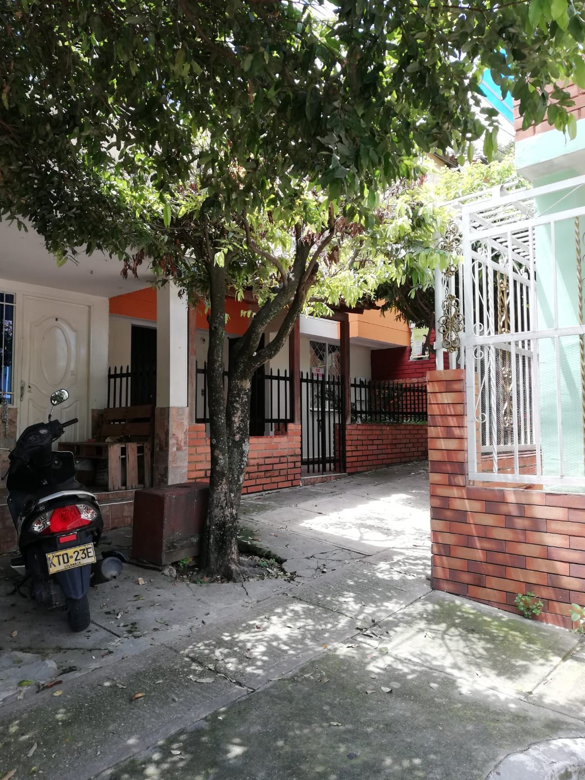 Una motocicleta está estacionada frente a una casa.