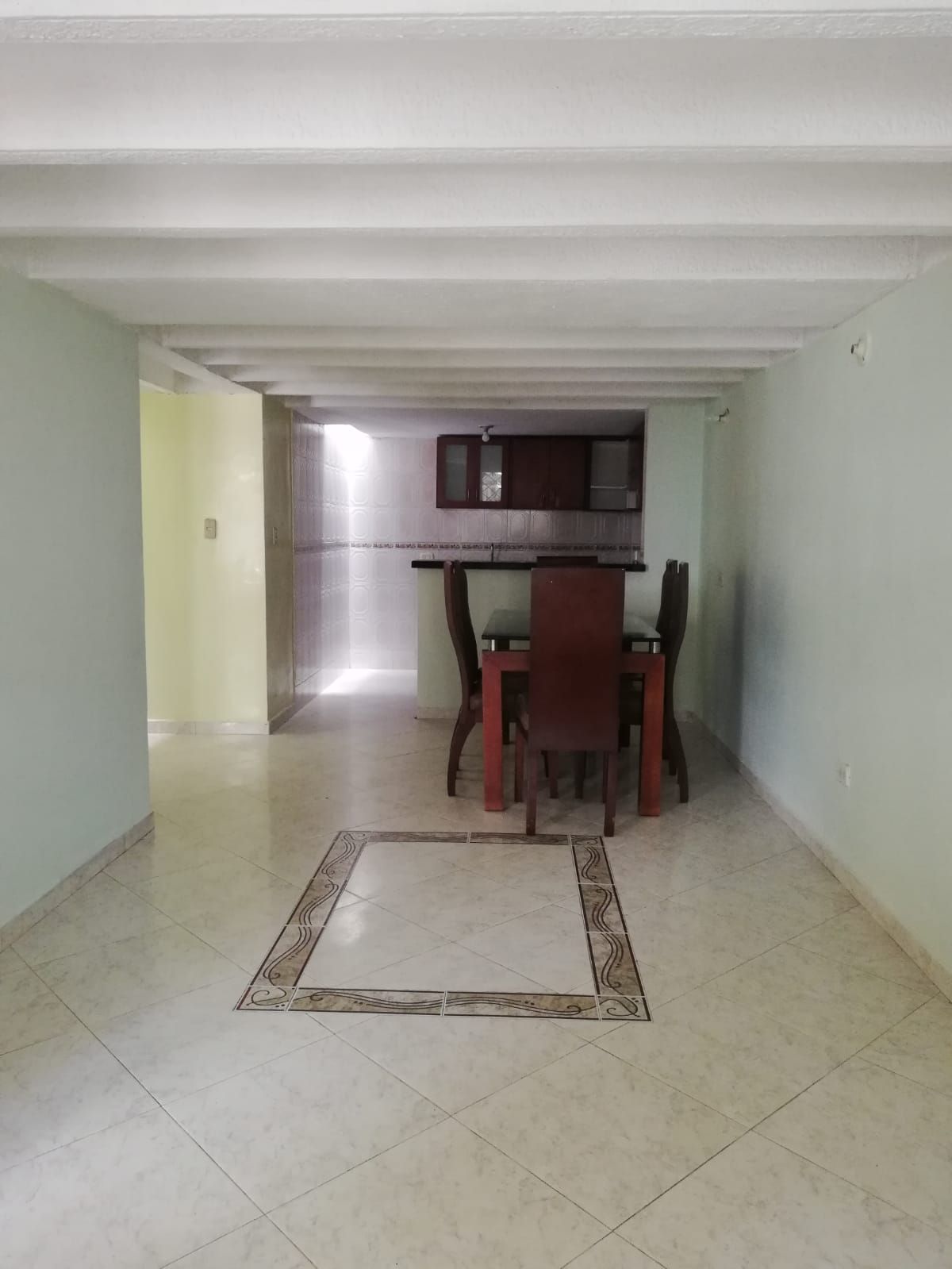 Hay una mesa de comedor y sillas en el medio de la habitación.