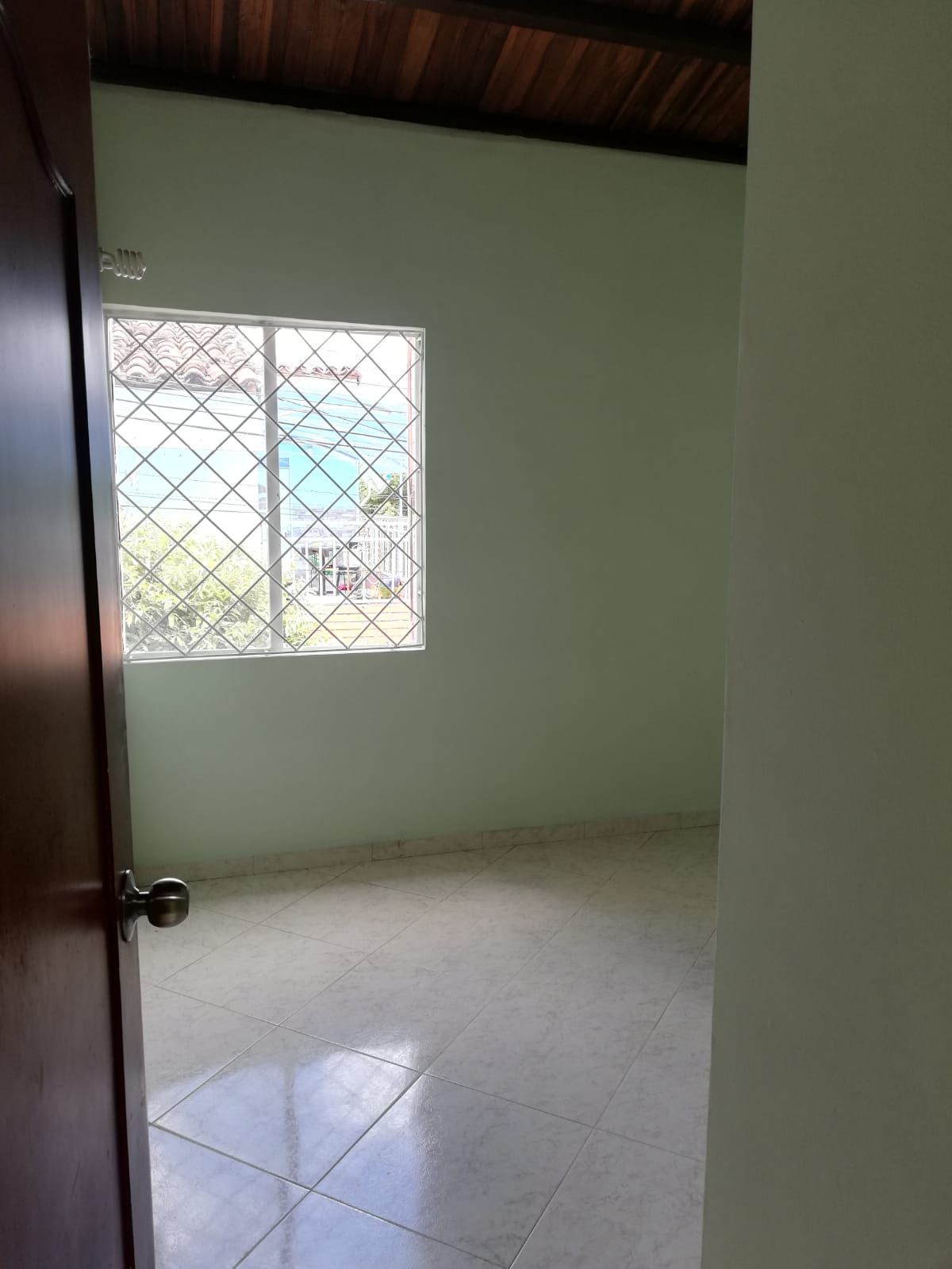 Hay una ventana en el medio de la habitación.