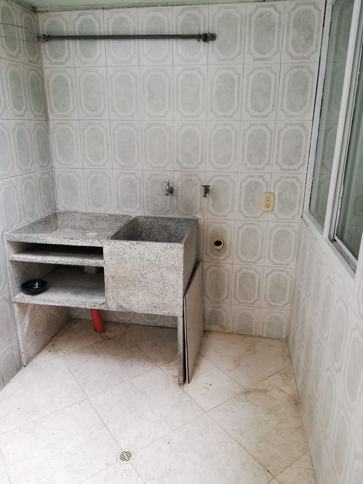 Hay un lavabo en el medio de la habitación.
