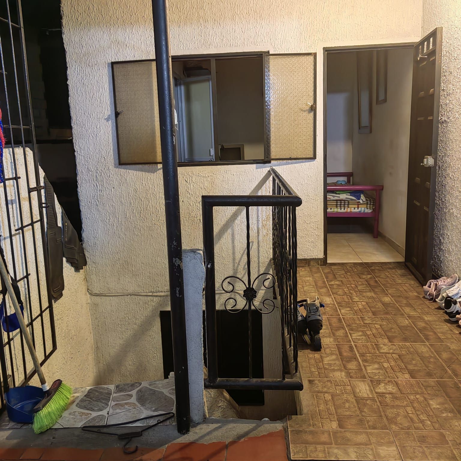 Una escalera que conduce a una habitación con una ventana.