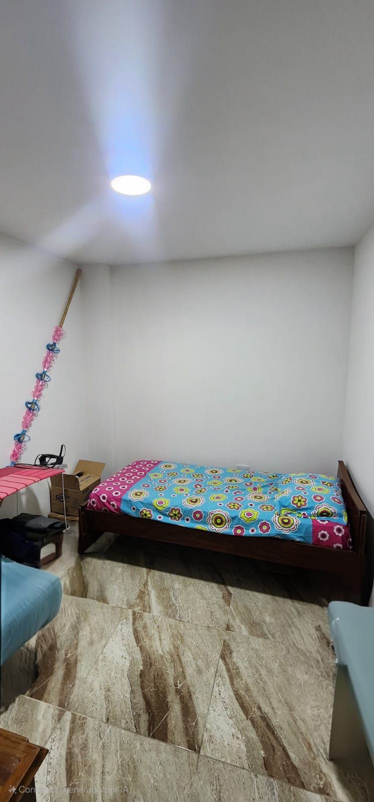 Hay una cama en el medio de la habitación.