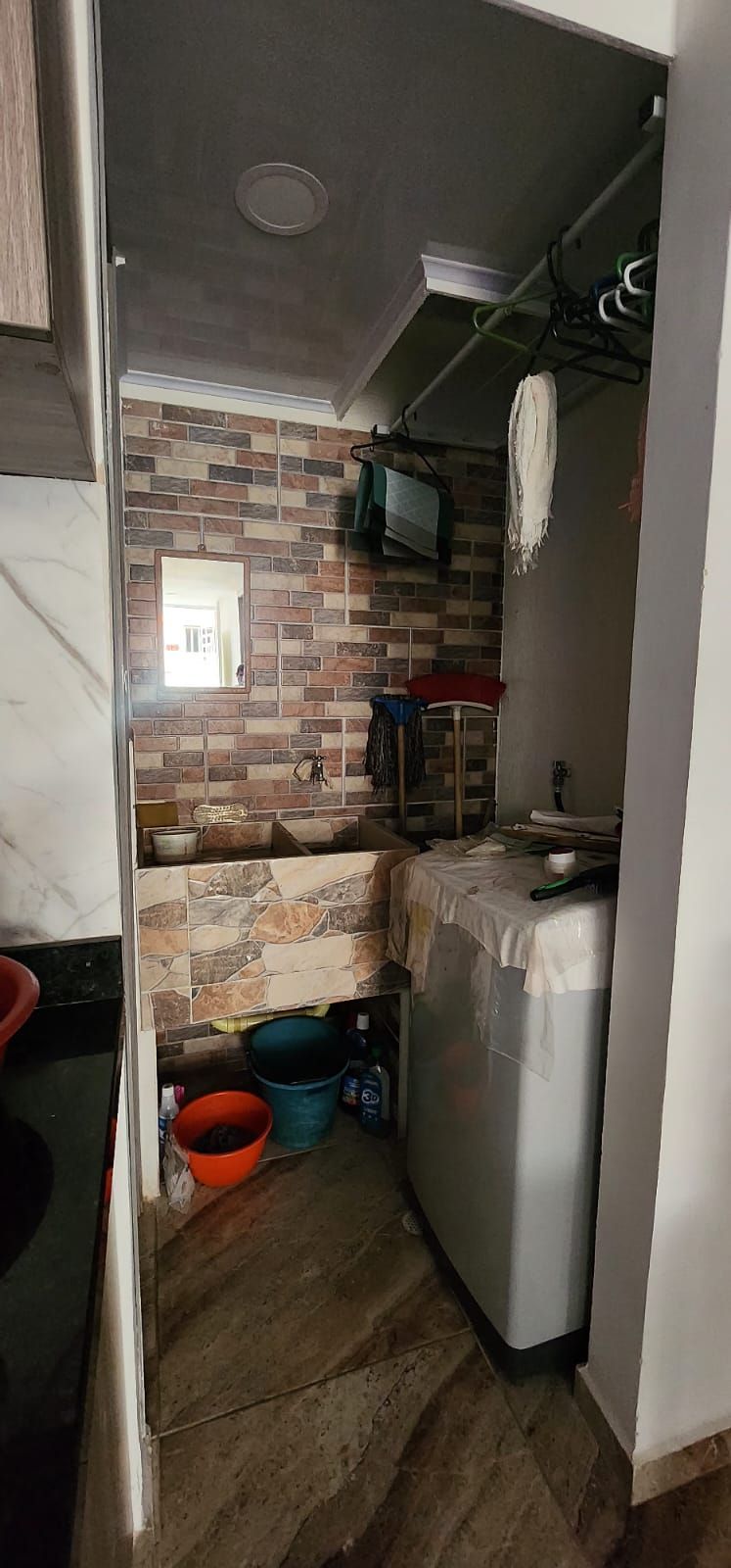 Una cocina con fregadero, lavadora y secadora.