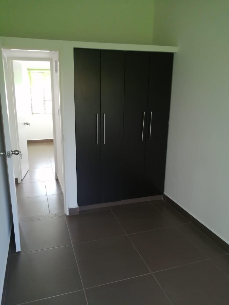 Hay un armario en el medio de la habitación.