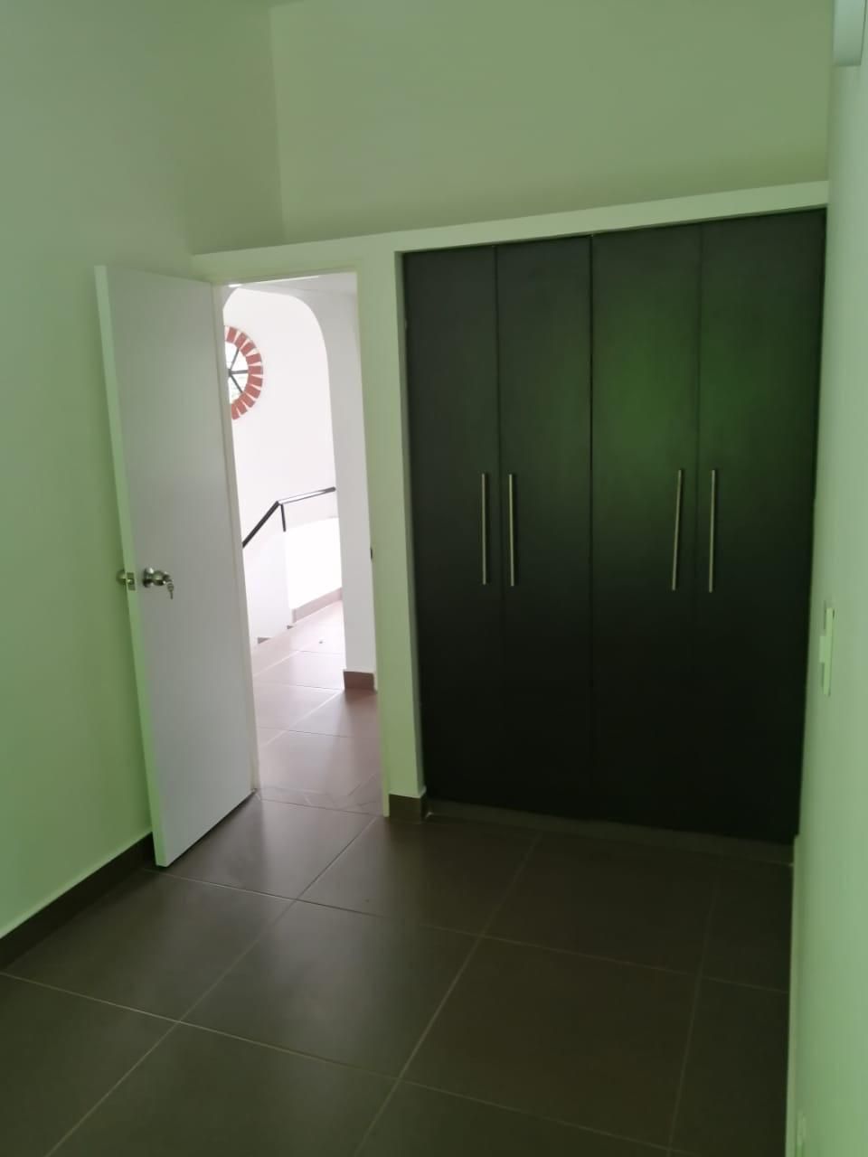 Una habitación con un armario y una puerta que da a otra habitación.