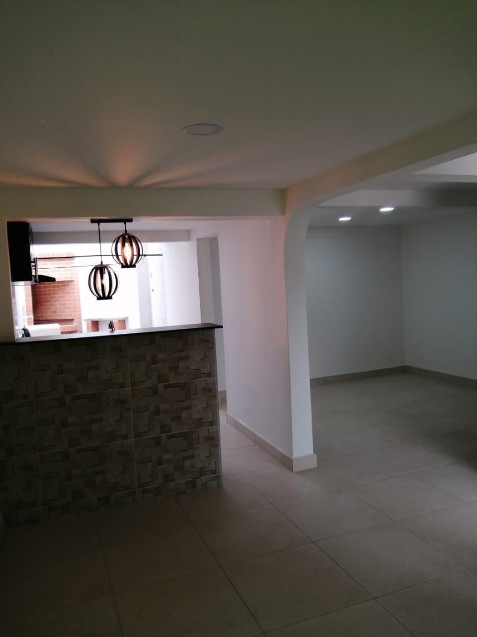 Hay una barra en el medio de la habitación.