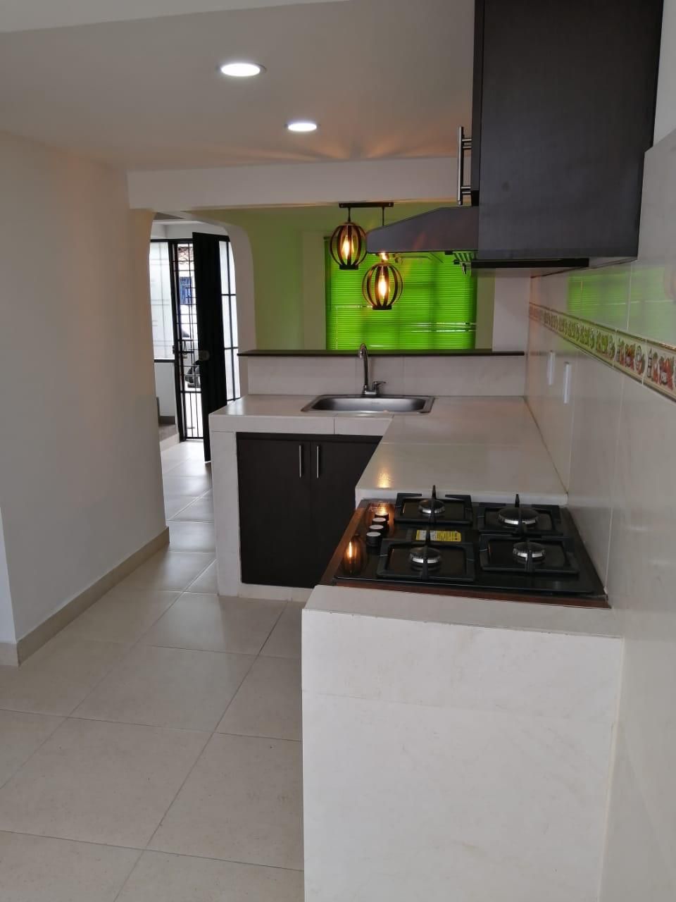 Una cocina con estufa, horno y fregadero.