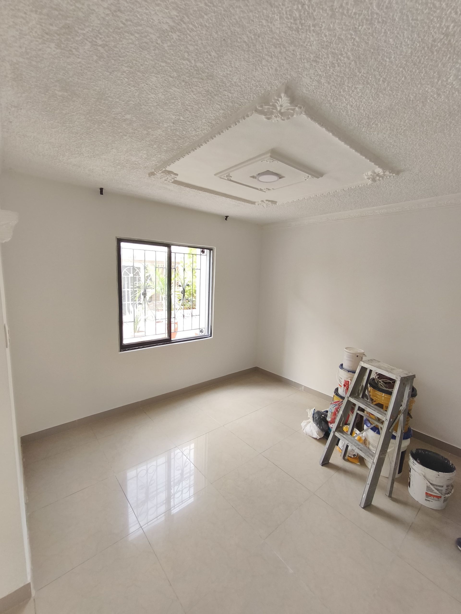 Hay una escalera en el medio de la habitación.