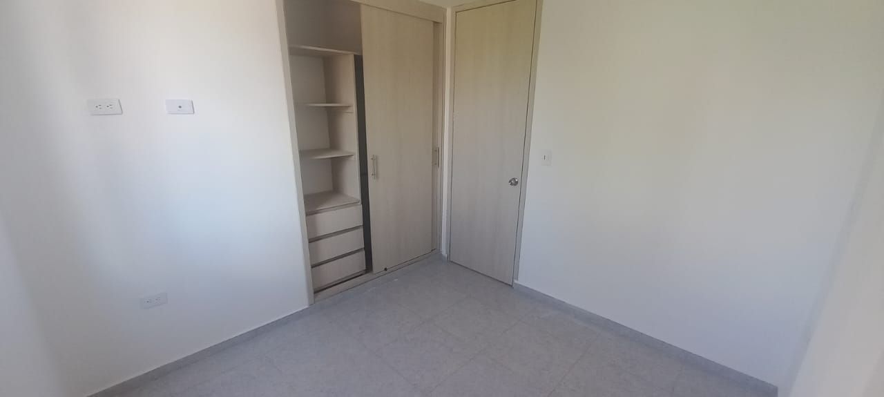 Hay un armario en la esquina de la habitación.