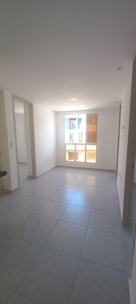 Hay una ventana grande en el medio de la habitación.