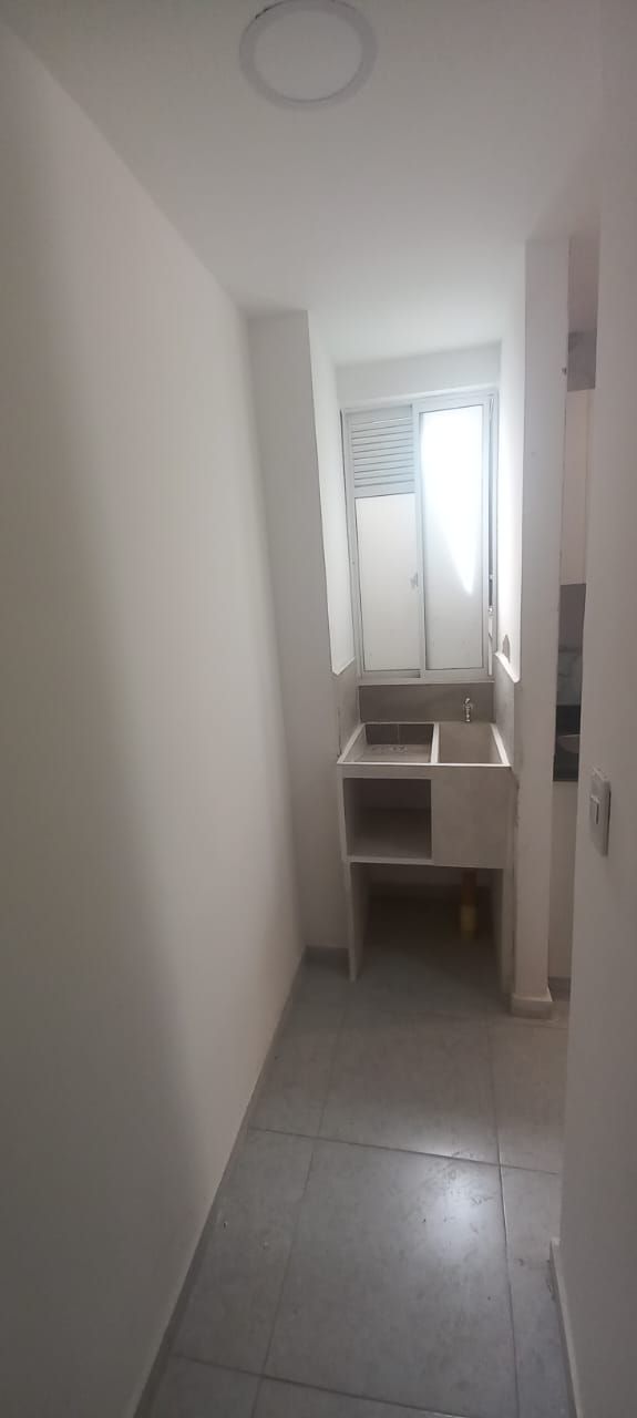 Hay un lavabo en el medio de la habitación.