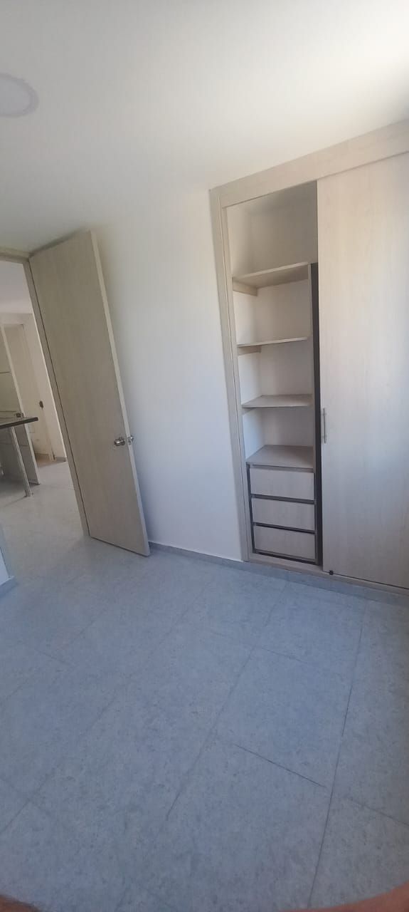 Una habitación vacía con un armario y una puerta.