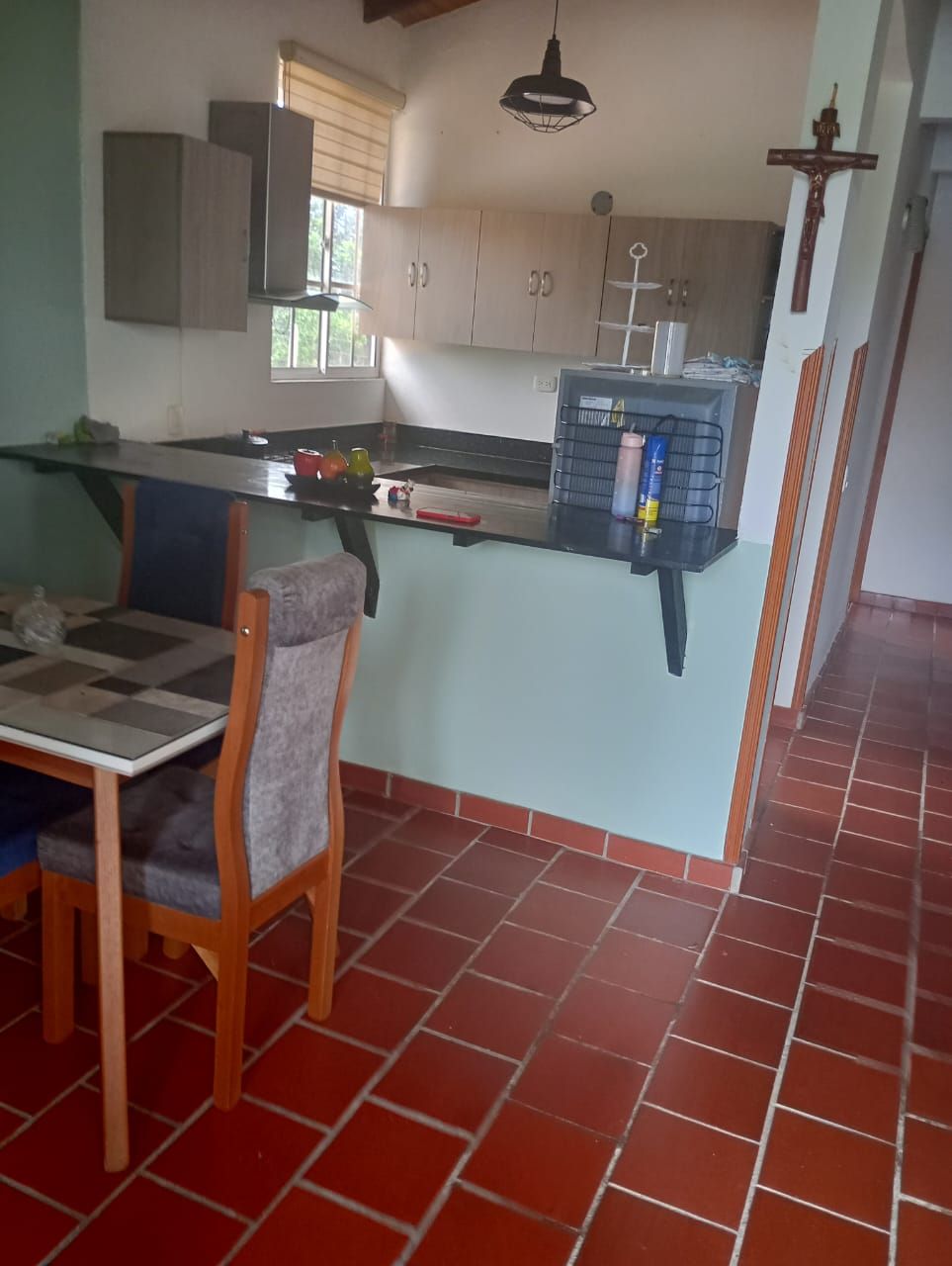 Una cocina con una mesa y sillas.