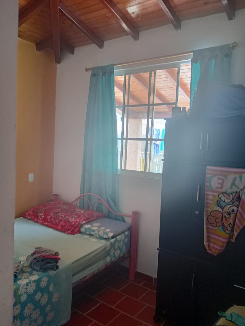 Un dormitorio con una cama y una ventana con la palabra bebé.
