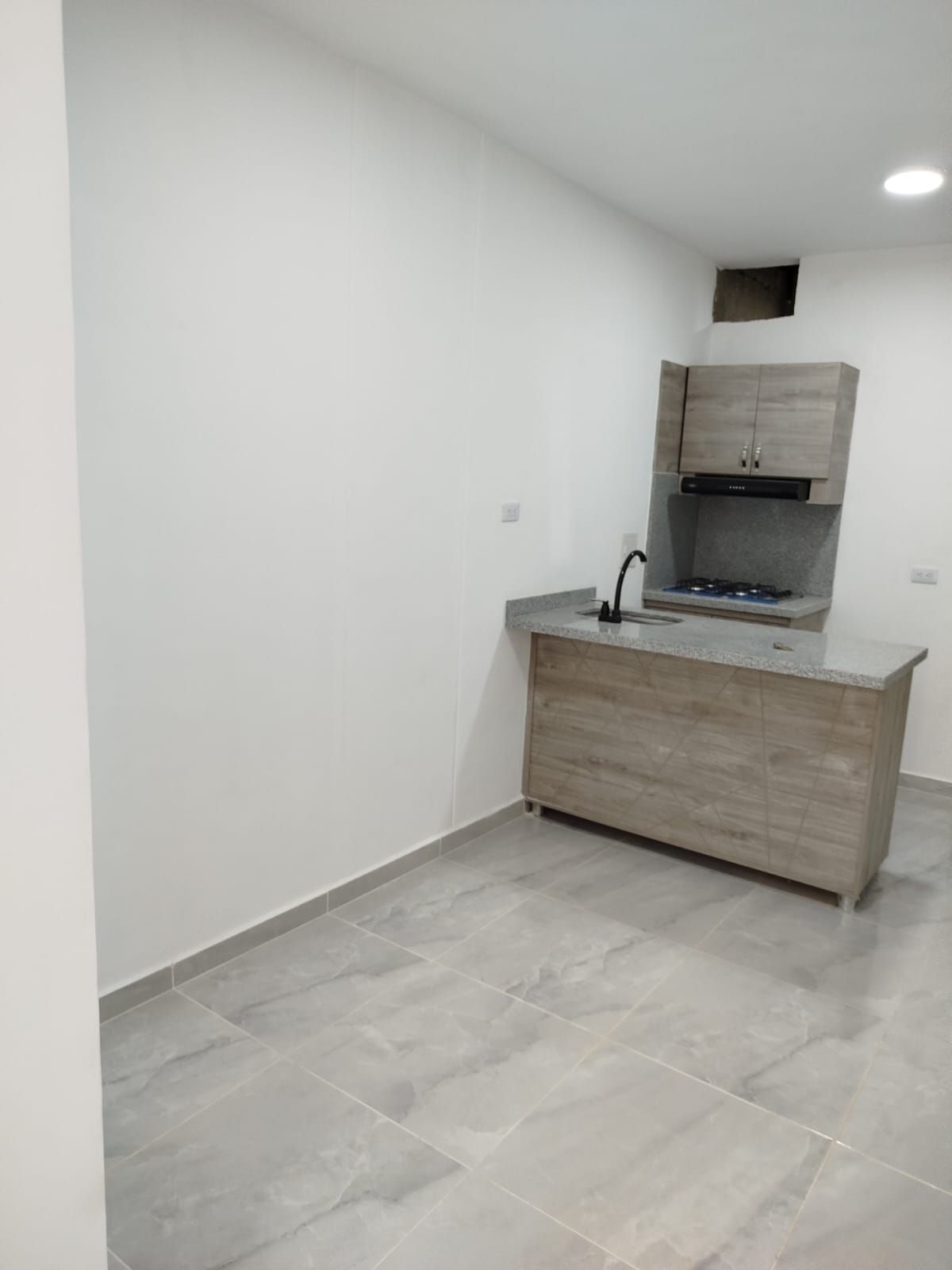Una cocina con encimera de madera y horno.
