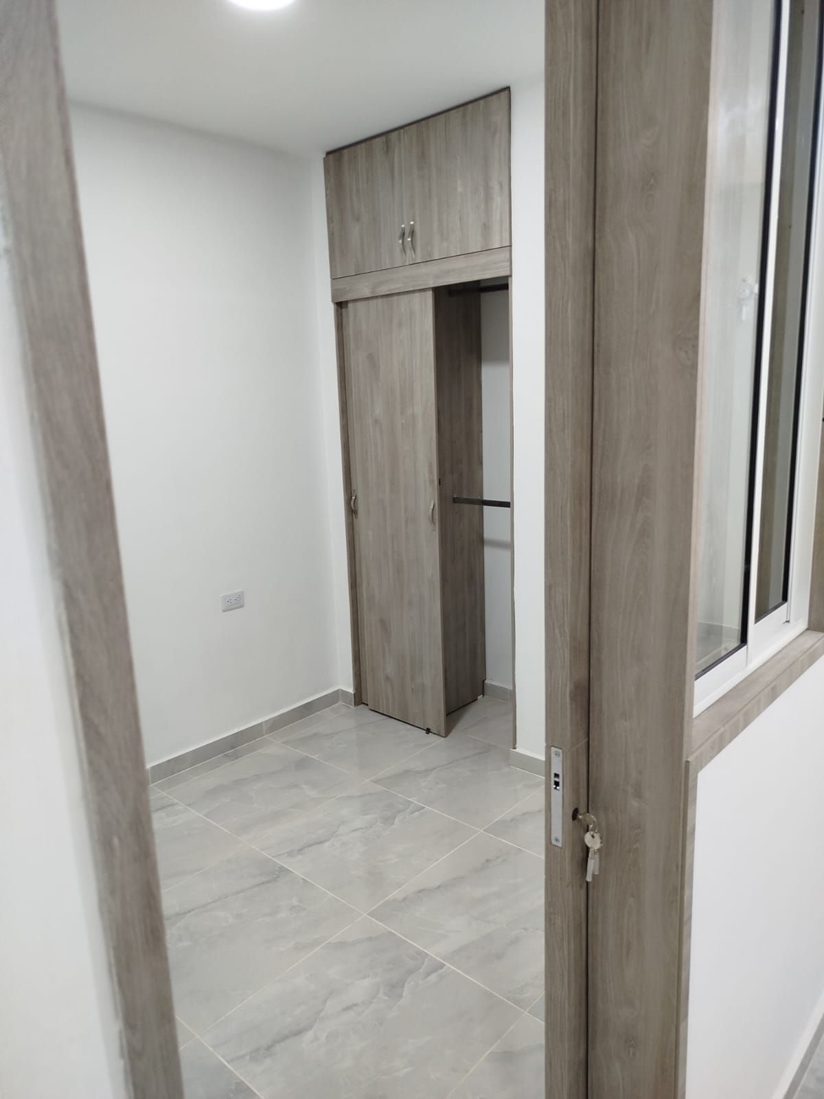 Una habitación con un armario y una ventana.