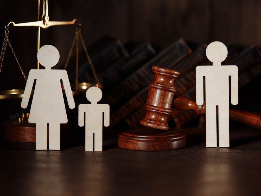 Dad and mom with child figures with judge gavel