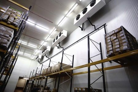 Un gran almacén lleno de estanterías y cajas.