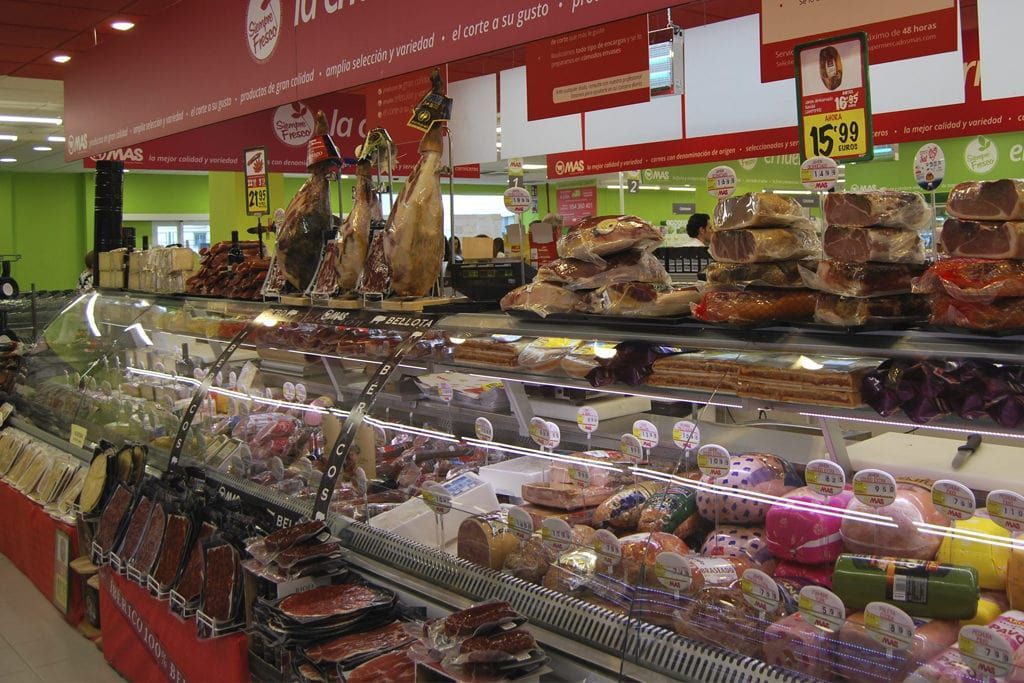 Una tienda de comestibles con un cartel que dice "coca cola"