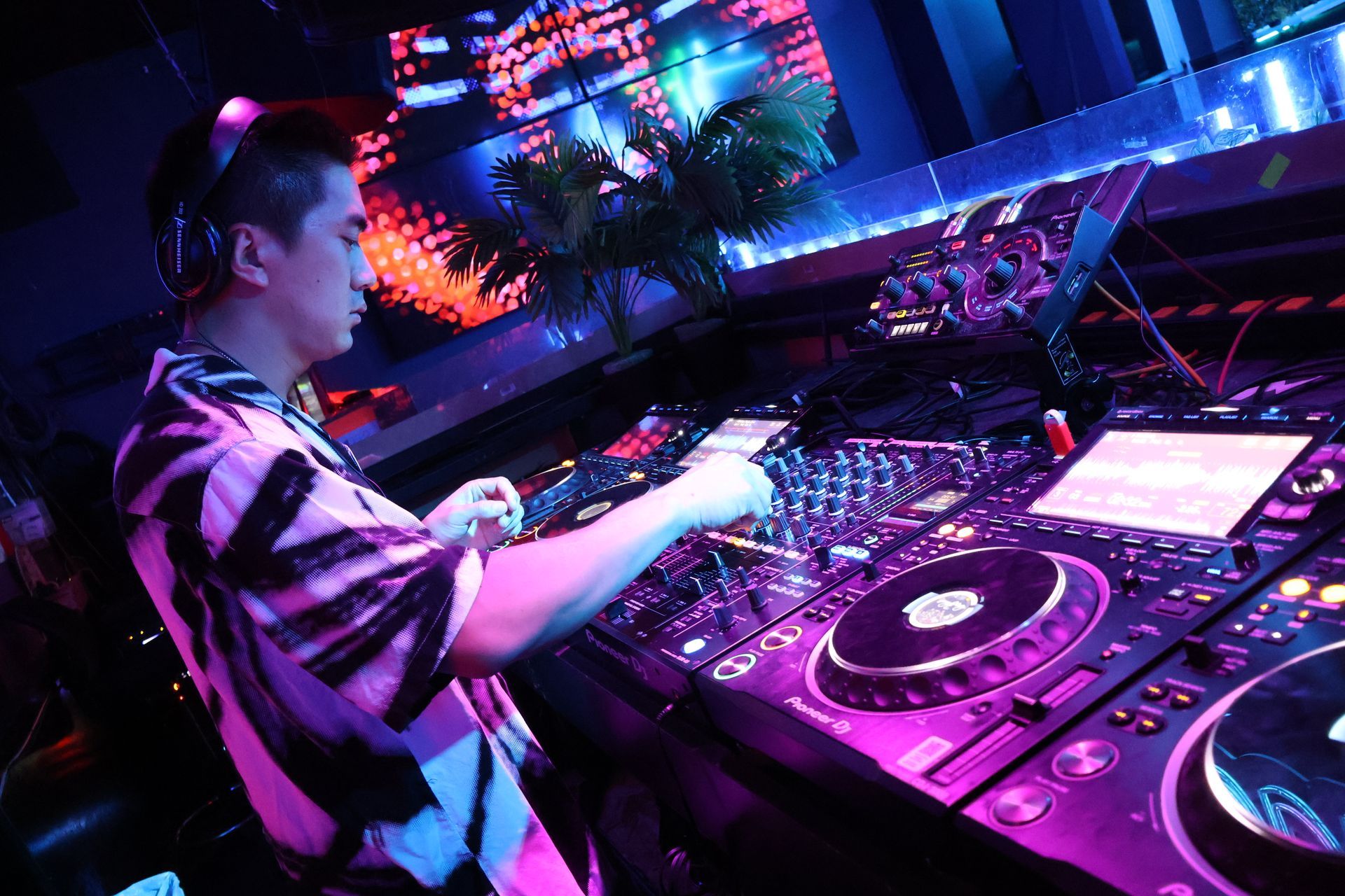 AI music compared with human-made music at a live DJ event