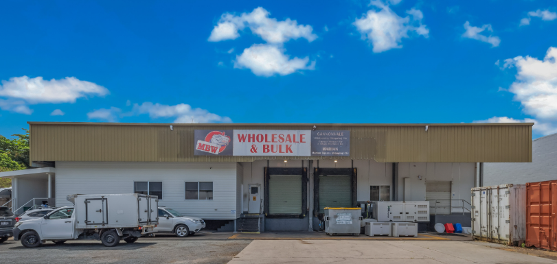 Meat display in a butcher shop with sausages, ground meat, bacon, and various cuts of beef — MBW Wholesale & Bulk In Cannonvale, QLD