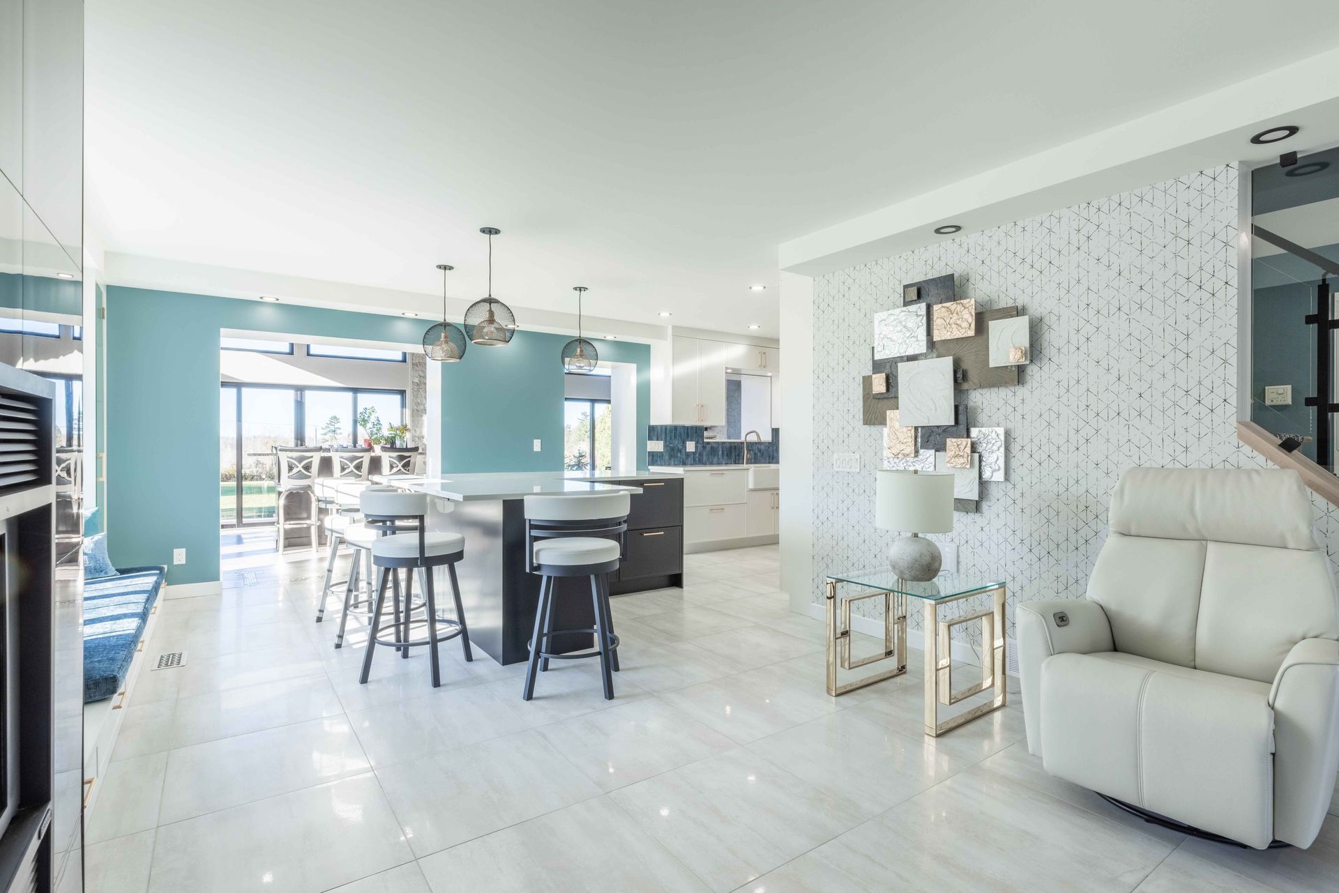 Cuisine moderne avec îlot central, coin repas et décoration murale ; intérieur lumineux et spacieux.
