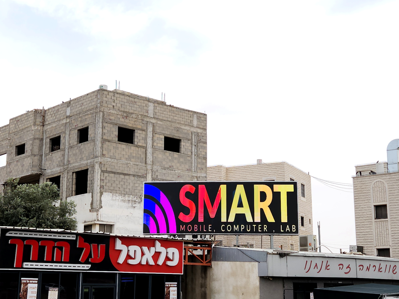 מסכי חוצות