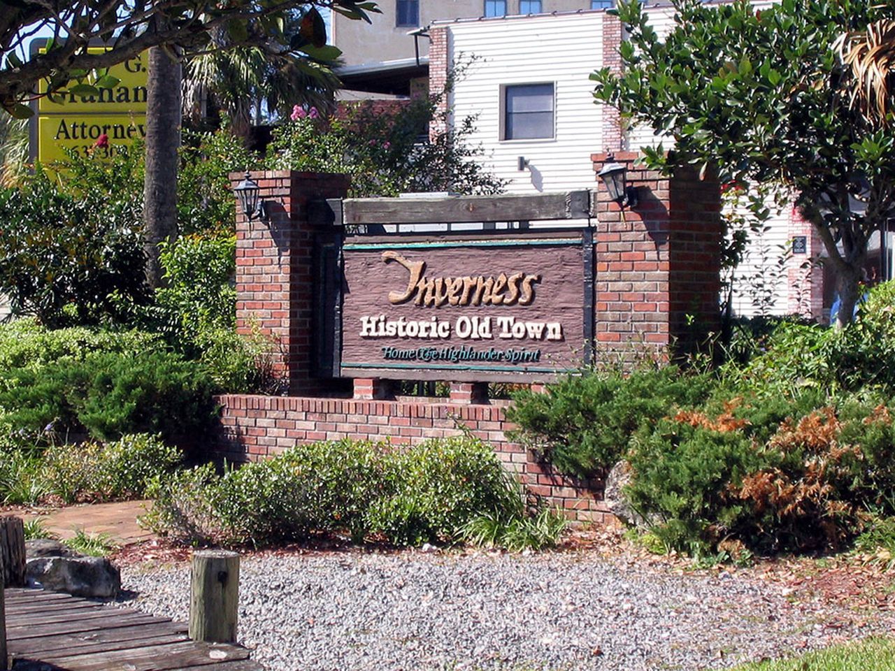a sign that says juveness historic old town