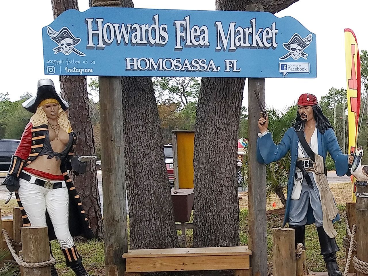 a sign for howards flea market in homusassa florida