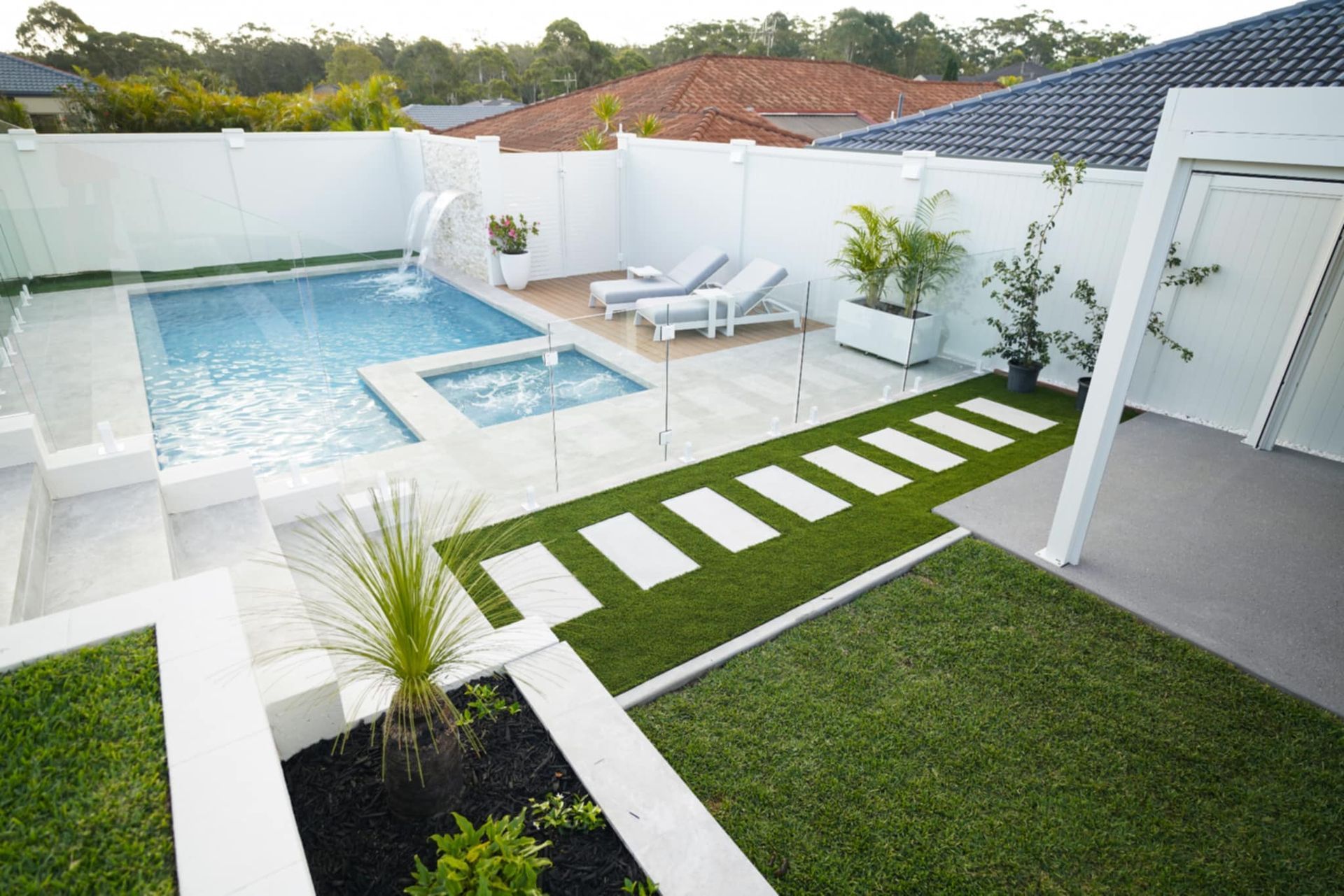 Modern backyard with a swimming pool — Gibson Family Pools Pty Ltd In Port Macquarie, NSW
