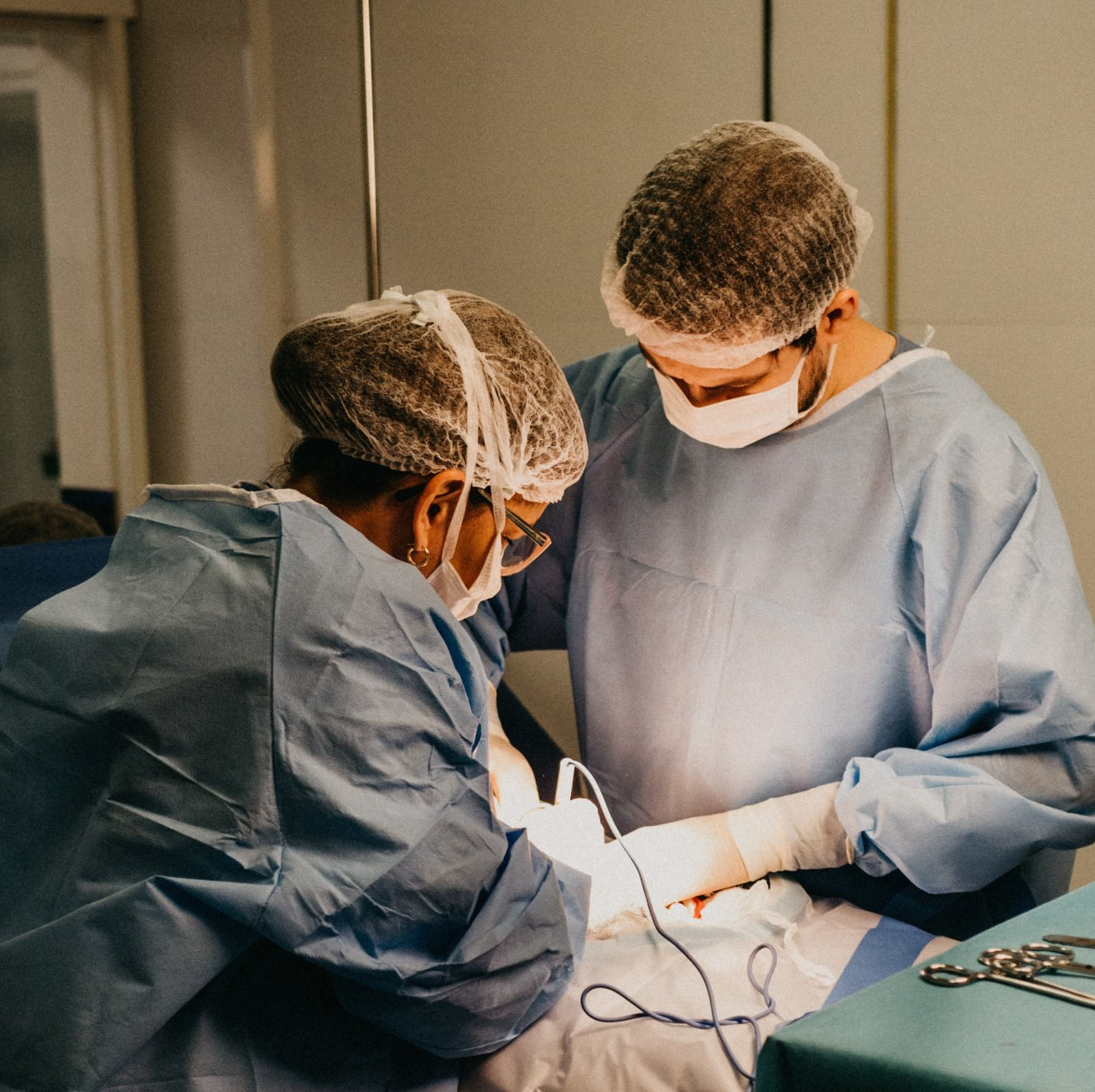 Doctors using lasers-Chromium Thulium Holmium doped Yttrium Aluminum Garnet