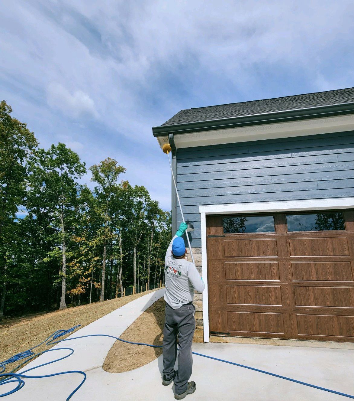 Art exterminating roof and gutters of home