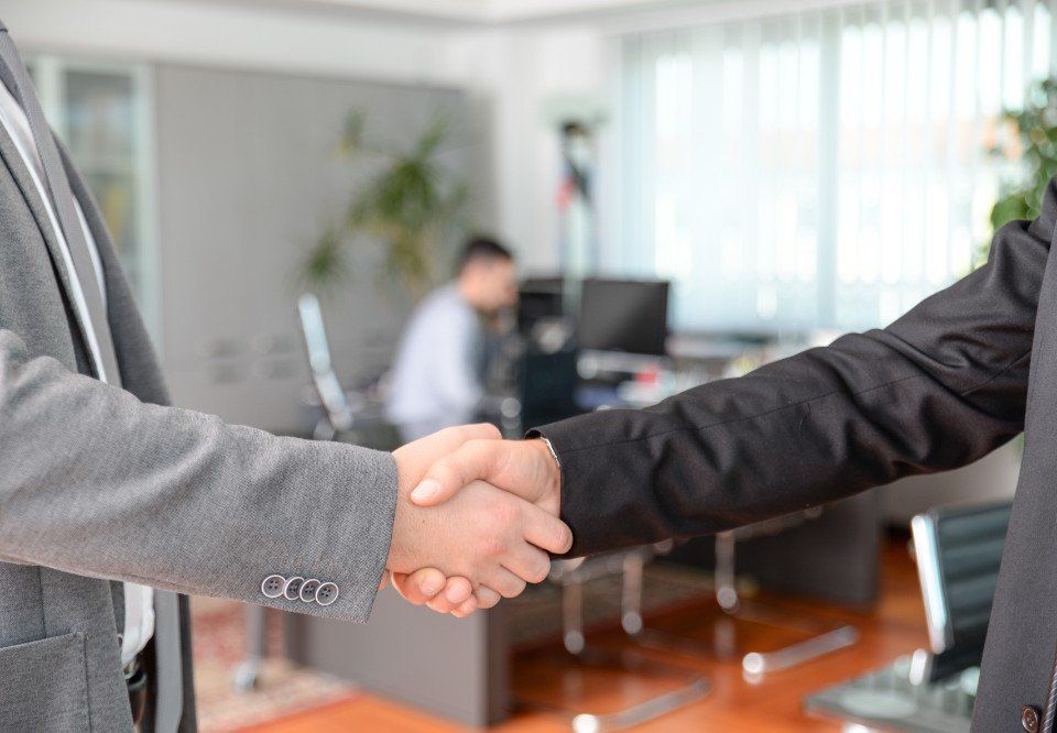 avvocato che stringe la mano a un cliente