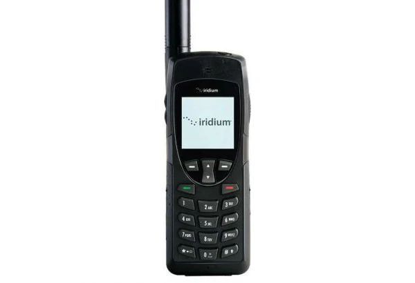 Iridium 9555-satelliettelefoon met antenne en toetsenbord