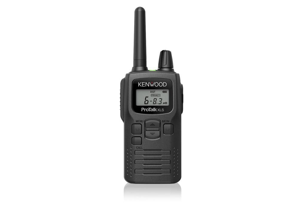 Kenwood PKT-300 portofoon met antenne en lcd-scherm op een witte achtergrond.