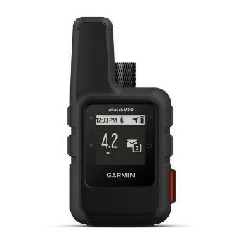 Rood-zwarte Garmin inReach Mini satellietcommunicator met scherm waarop berichten worden weergegeven.