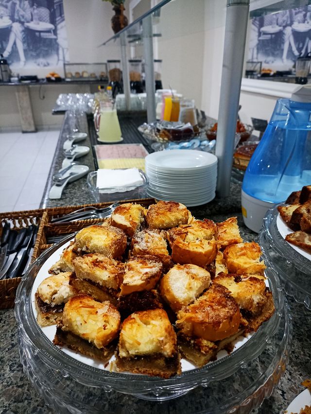 Um prato de comida está sobre uma mesa em um restaurante.