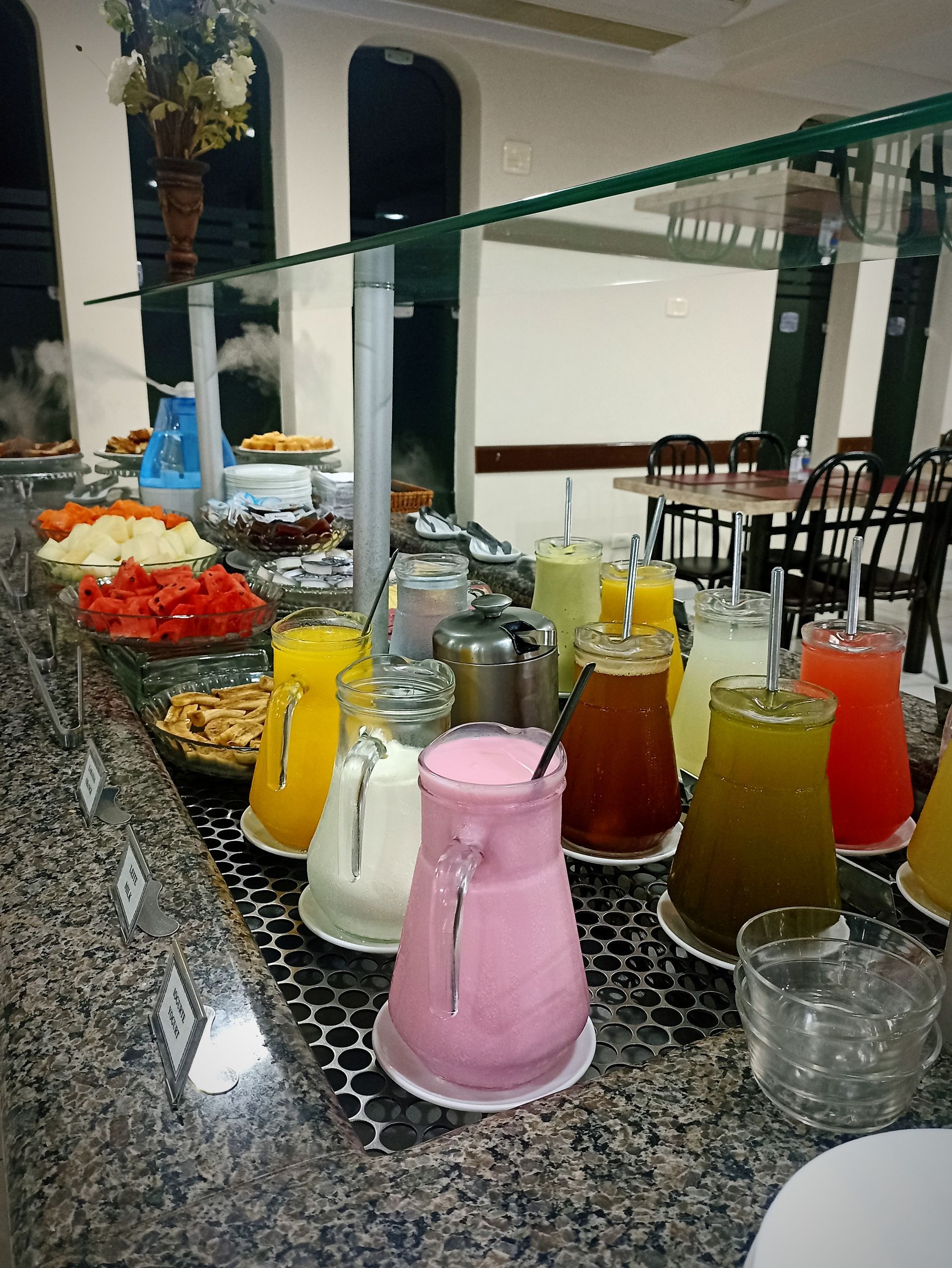 Uma mesa de bufê com uma variedade de bebidas