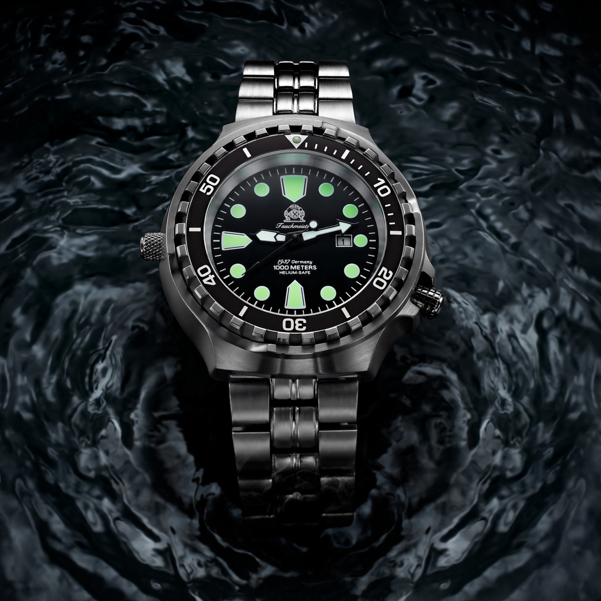 Luxury product photography and video by London-based liquids specialist Krzysztof Czernecki