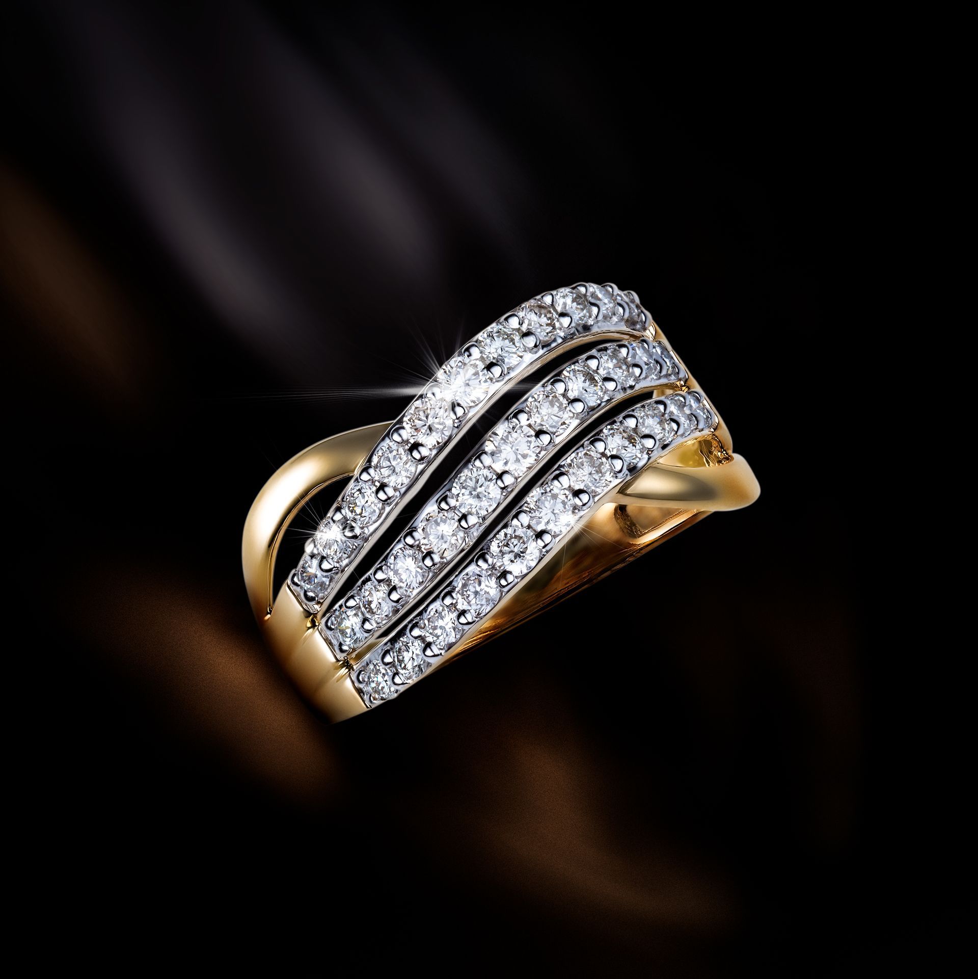 Diamonds in gold ring jewelry high end photography Krzysztof Czernecki 