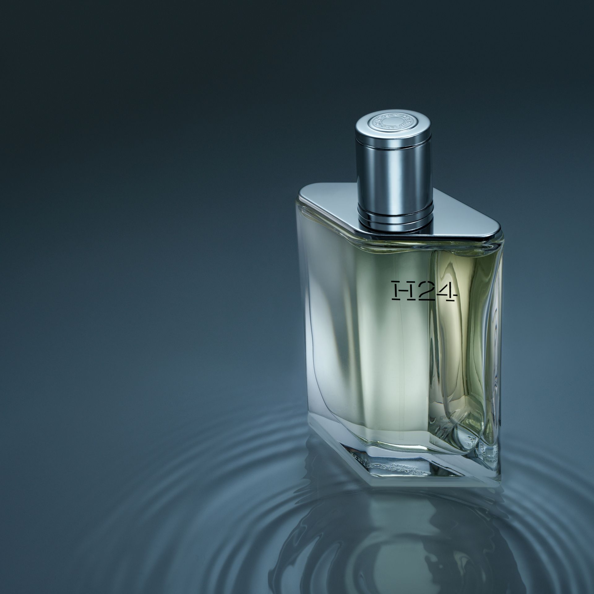 Luxury  fragrance photography by London-based liquids specialist, showcasing fine beverages and liquids.