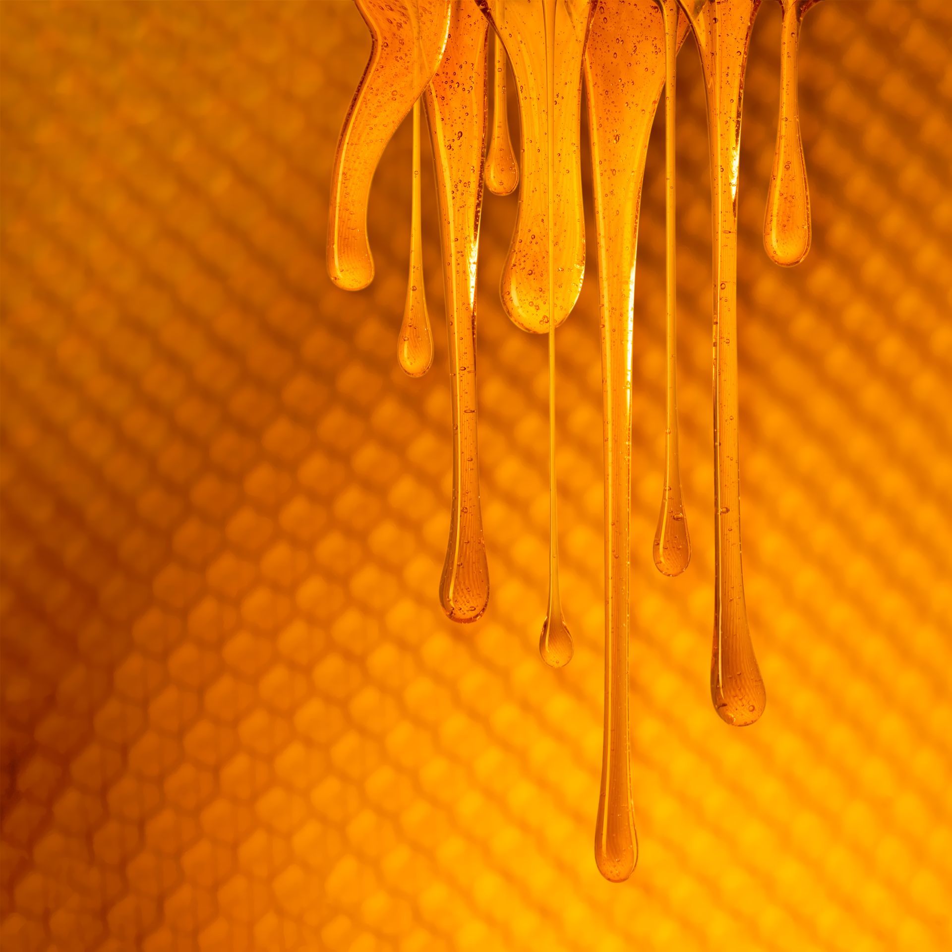 Amber liquid splash — high-speed photography for spirits advertising by Krzysztof Czernecki