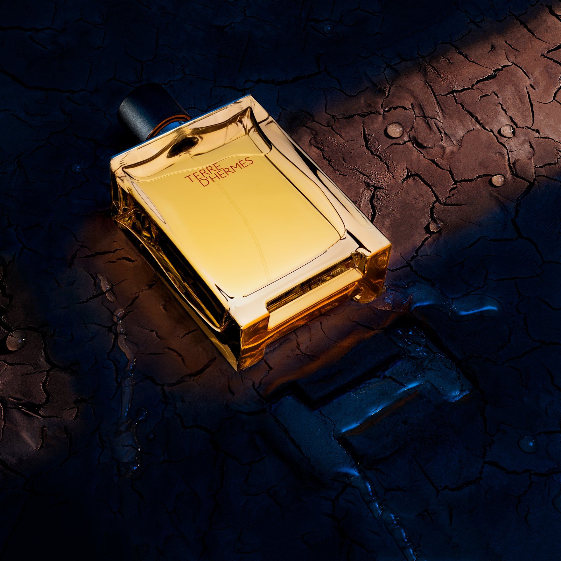 Luxury  fragrance photography by London-based liquid specialist, showcasing fine commercial photography