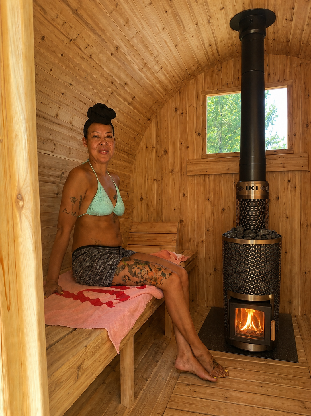 Mobile barrel sauna with a IKI heater