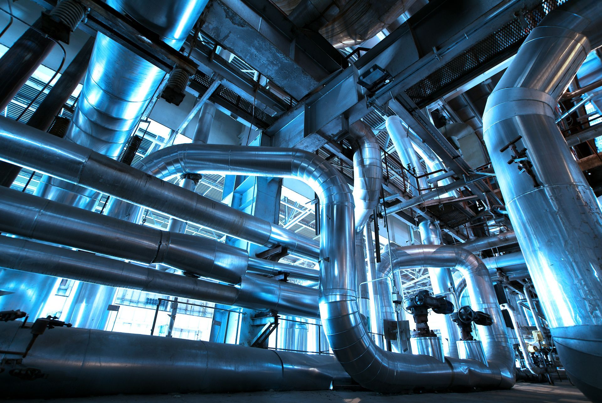 Une usine remplie de nombreux tuyaux et tubes