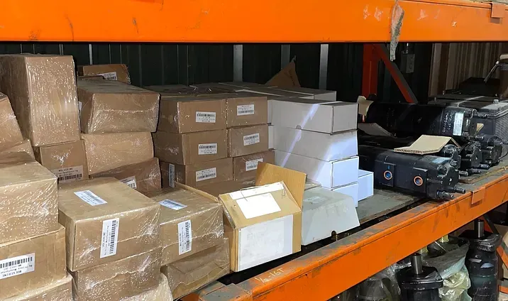 Un entrepôt rempli de nombreuses boîtes sur des étagères.