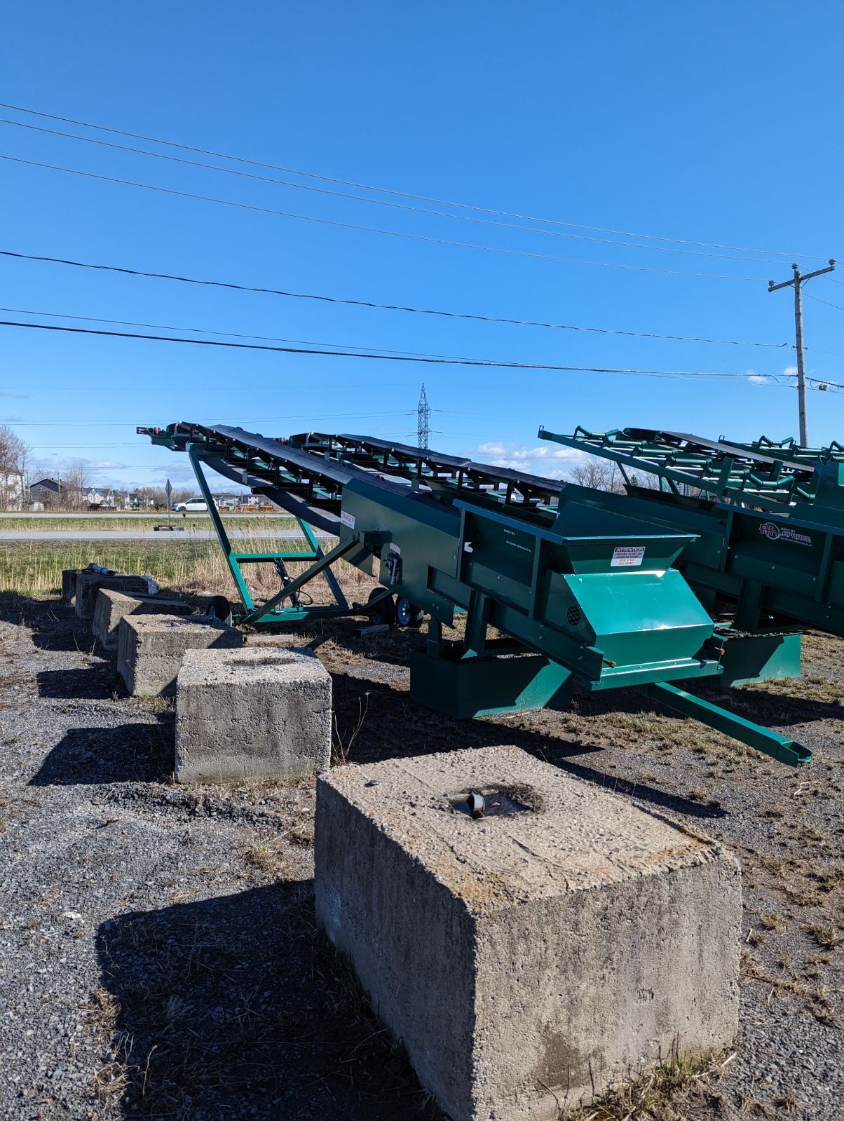Un tapis roulant vert est posé au sommet d'un bloc de béton.