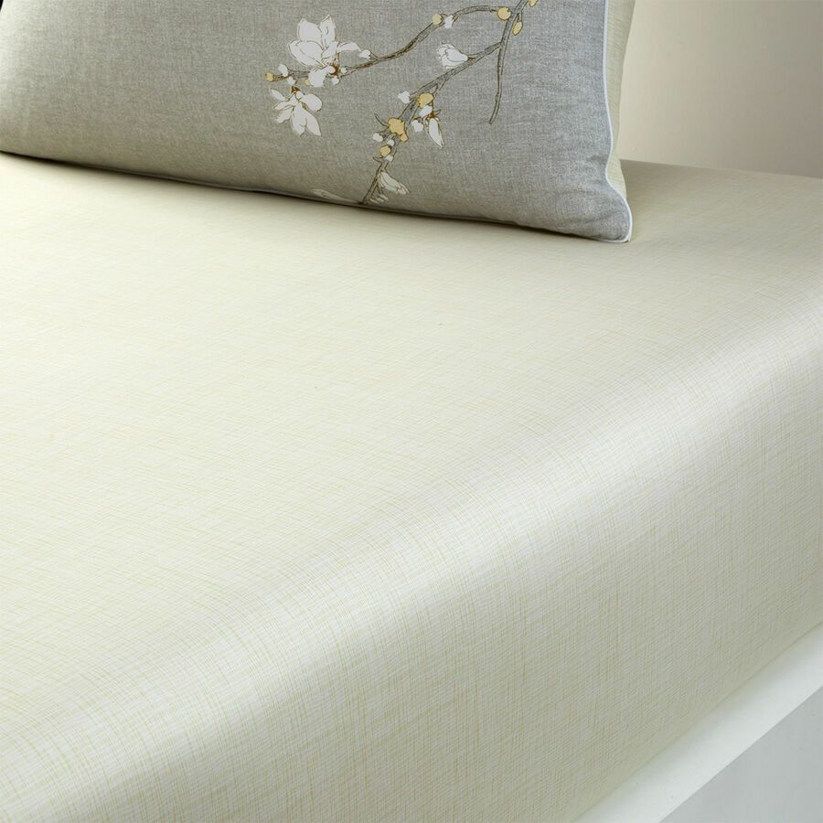 Un couvre-lit blanc avec un oreiller dessus.