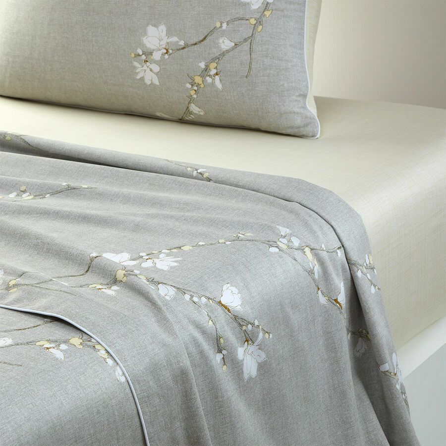 Un lit avec une couverture et des oreillers dessus