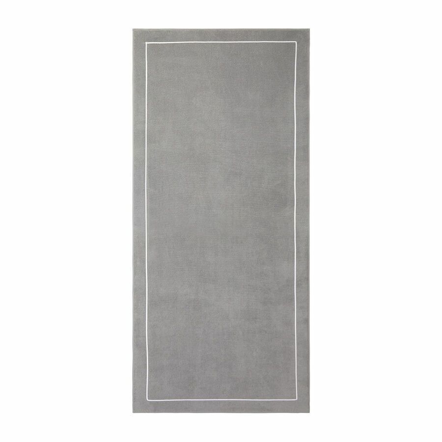 Une serviette de bain rectangulaire grise avec une bordure blanche.